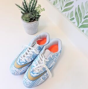 Soccer Cleats Unisex 39/ 8.5 NWOT